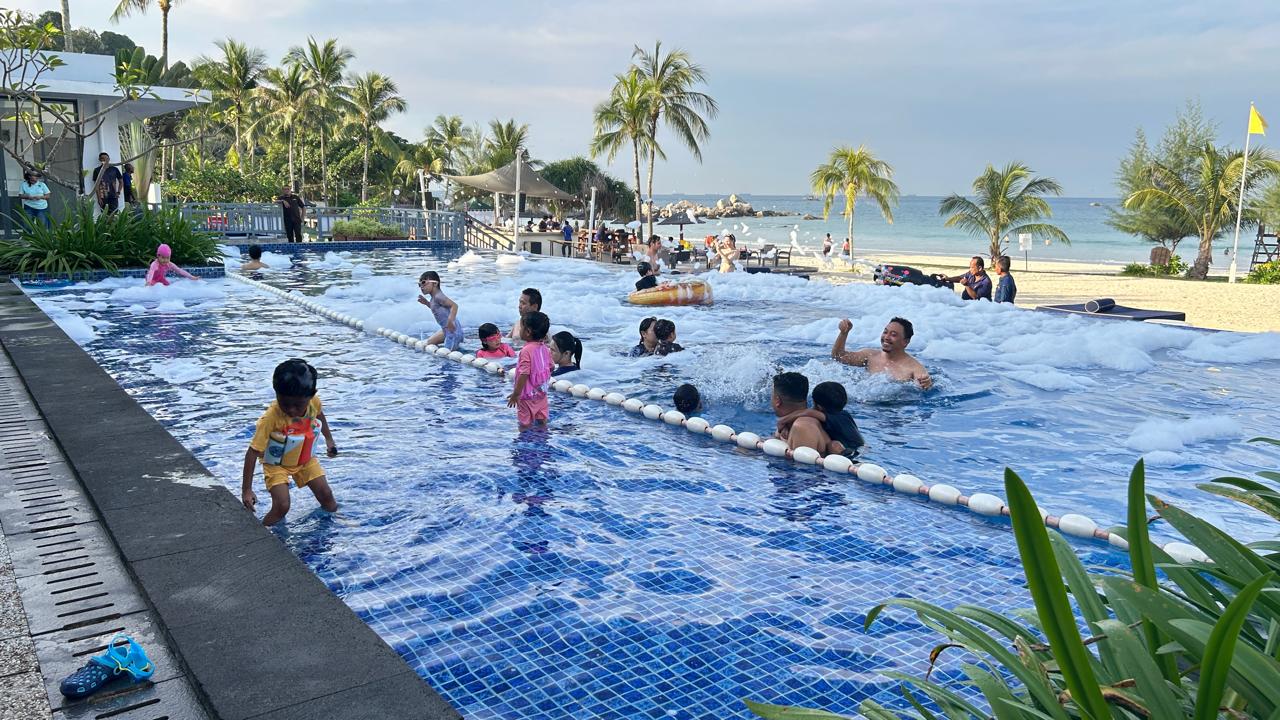 Aktivitas foam party para tamu yang stay di Cassia Bintan Resort, Lagoi. Aktivitas ini menjadi momen yang paling ditunggu anak-anak dan orang tua. F Chahaya Simanjuntak/Batam Pos