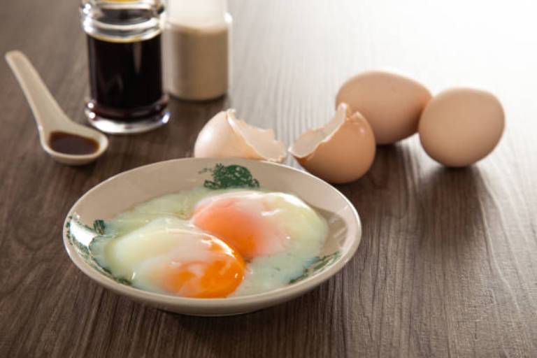 Telur setengah masak yang kaya protein banyak disajikan sebagai hidanbgan sarapan.
