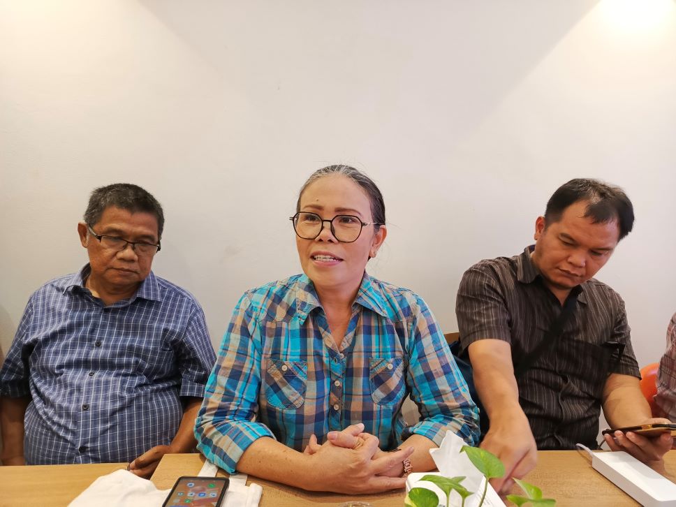 : Ketua Panitia, Rusmini Simorangkir (tengah); didampingi tokoh masyarakat Batak di Batam, Wirya Silalahi (kiri) saat melangsungkan konferensi pers kegiatan Pesta Budaya Bangso Batak.