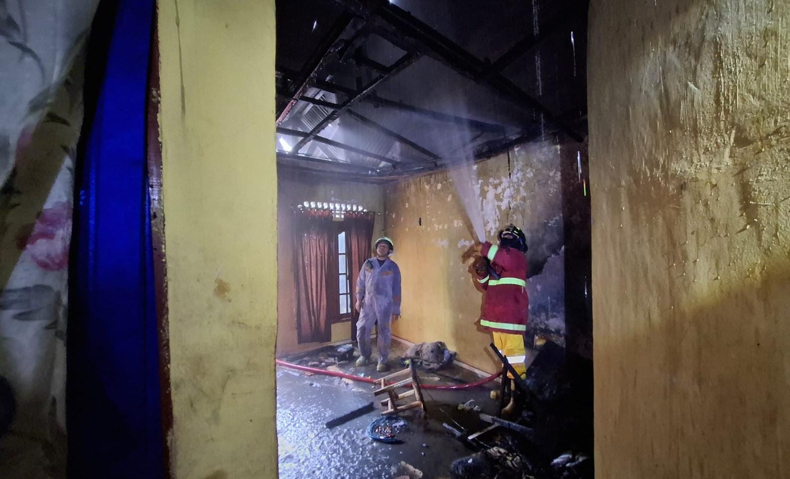 Petugas berusaha memadamkan api di rumah yang terbakar di Perumahan Lobam Bestari, Kelurahan Teluk Lobam, Kecamatan Seri Kuala Lobam, terbakar pada Kamis (31/10/2024).