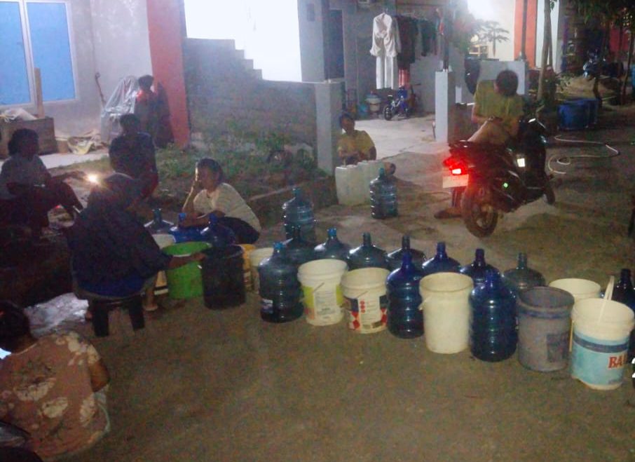 Warga Perumahan Central Park RW 23 Kelurahan Tanjunguncang antre menampung pasokan air dari mobil tanki.
