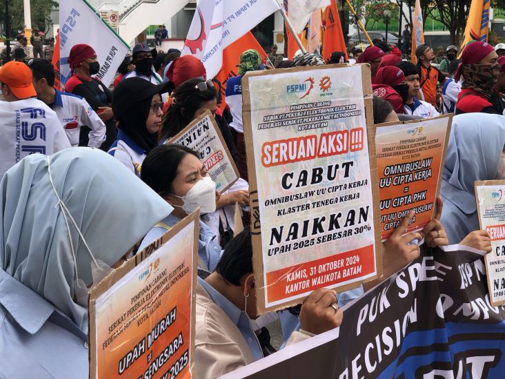 Ribuan buruh yang tergabung dalam serikat aliansi buruh kota Batam menggelar aksi demonstrasi di depan gedung Pemko Batam.