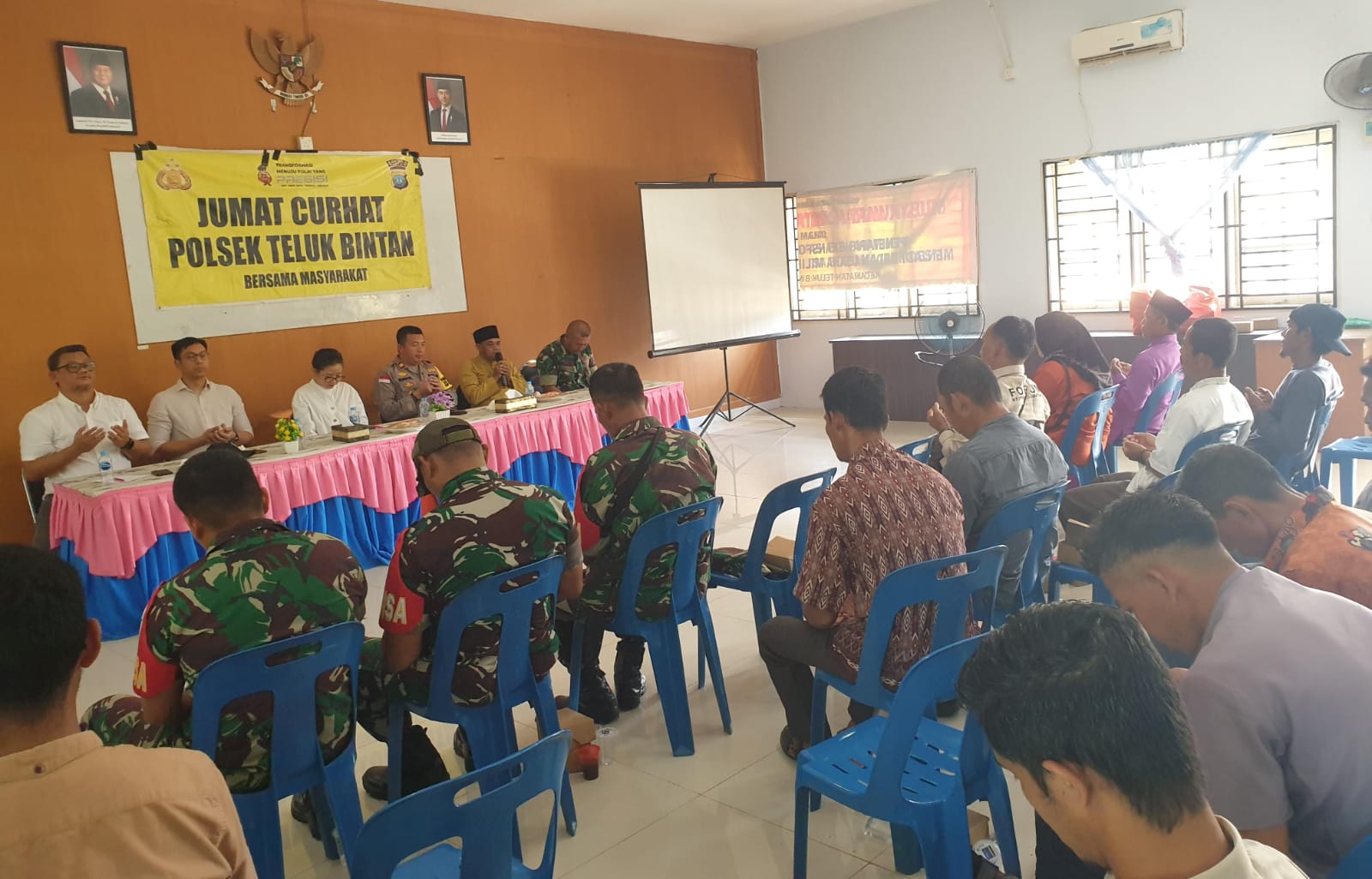 Pertemuan antara PT. Moya dan masyarakat desa kelurahan di aula kantor Camat Teluk Bintan pada Jumat (1/11/2024).
