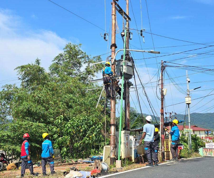 Petugas PLN sedang berupaya untuk memulihkan kembali pasokan listrik di Pulau Siantan, Anambas.