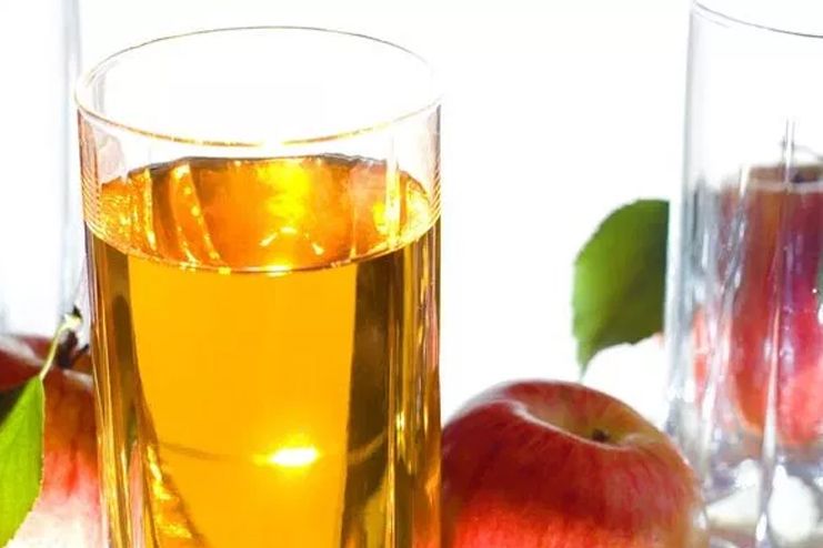 Ilustrasi. Minum cuka apel sebaikan menggunakan sedotan untuk menghindari kerusakan gigi.
