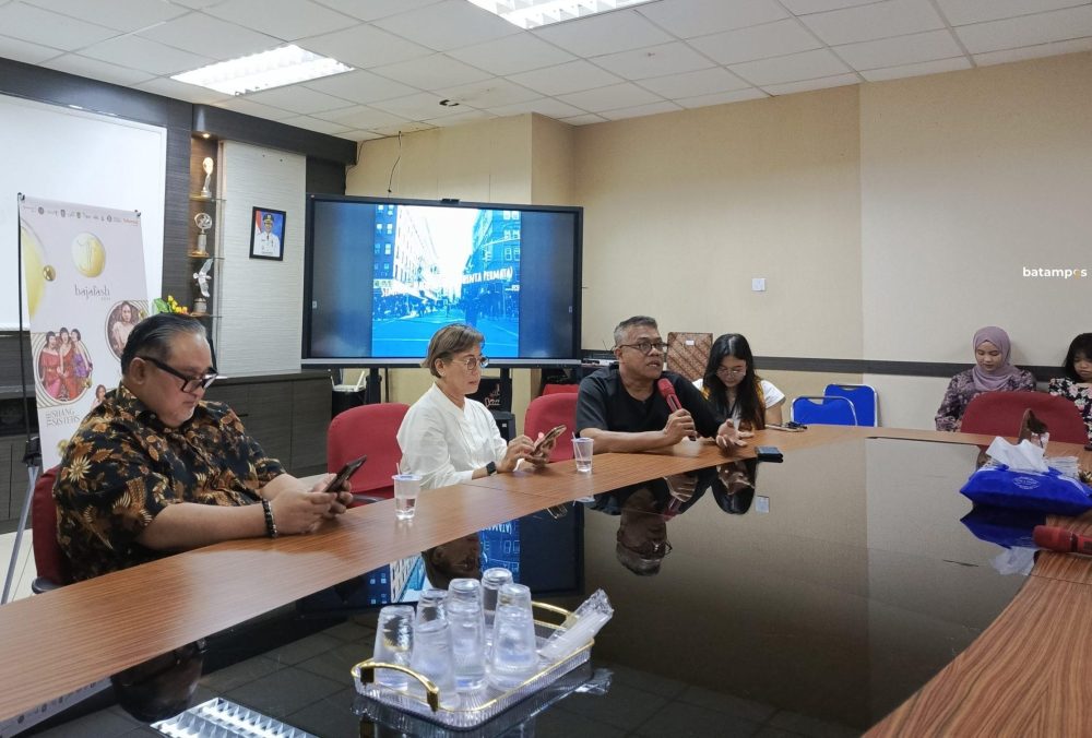 Kepala Disbudpar Batam, Ardiwinata (tengah), disamping beberapa pihak penyelenggara Bajafast 2024 tengah memaparkan serangkaian event.