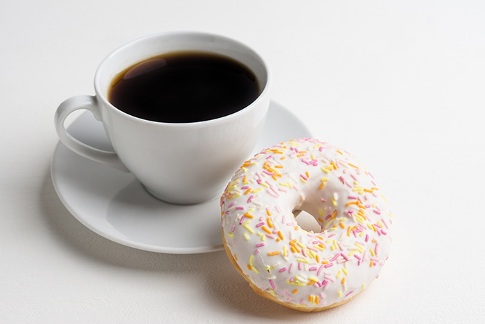 Ilustrasi. Secangkir kopi ditemani cemilan donut adalah paduan cocok.