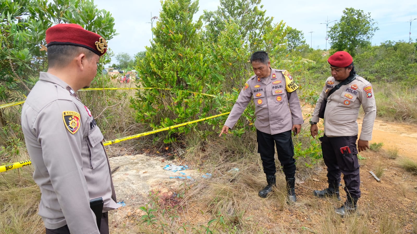 Kapolsek Tanjungpinang Kota, Iptu Alson saat melakukan olah tempat kejadian perkara.