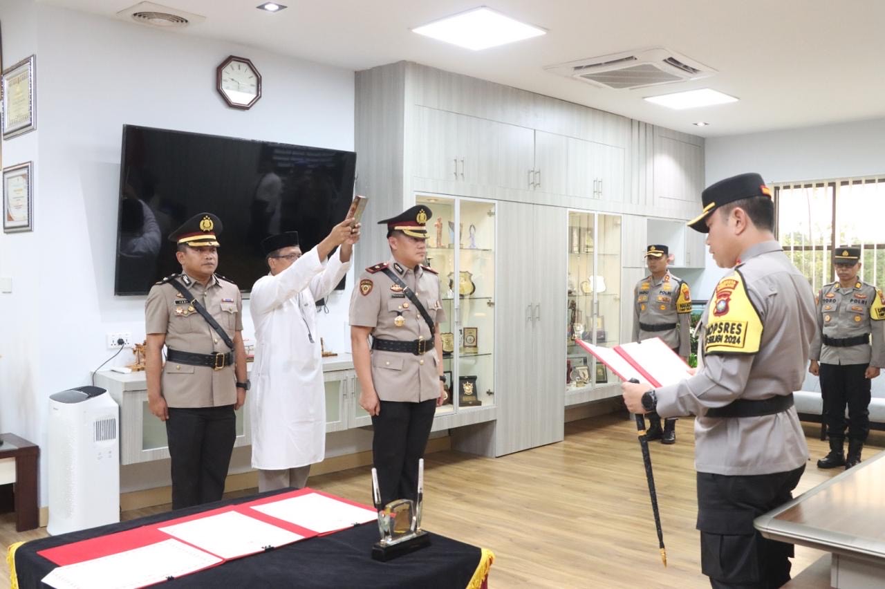 Kapolresta Barelang, Kombes Heribertus Ompusunggu memimpin pengambilan sumpah jabatan dalam serah terima jabatan (sertijab) Kapolsek Lubukbaja di Mapolresta Barelang, Sabtu (2/11).