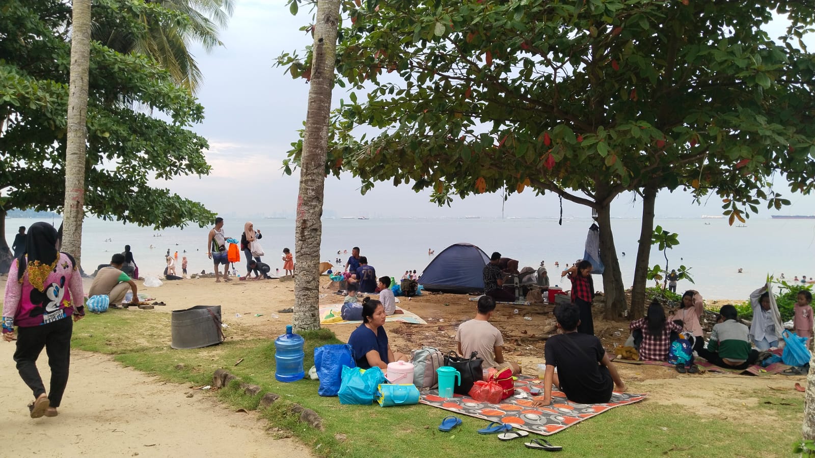 Pantai Tanjung Pinggir dipadati pengunjung di akhir pekan kemarin, Minggu (3/11).