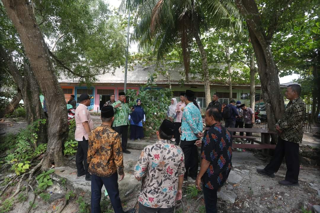 Bupati Anambas, Abdul Haris beserta pejabat Dinas Kesehatan meninjau lahan reklamasi yang bakal dijadikan RSUD Tarempa.