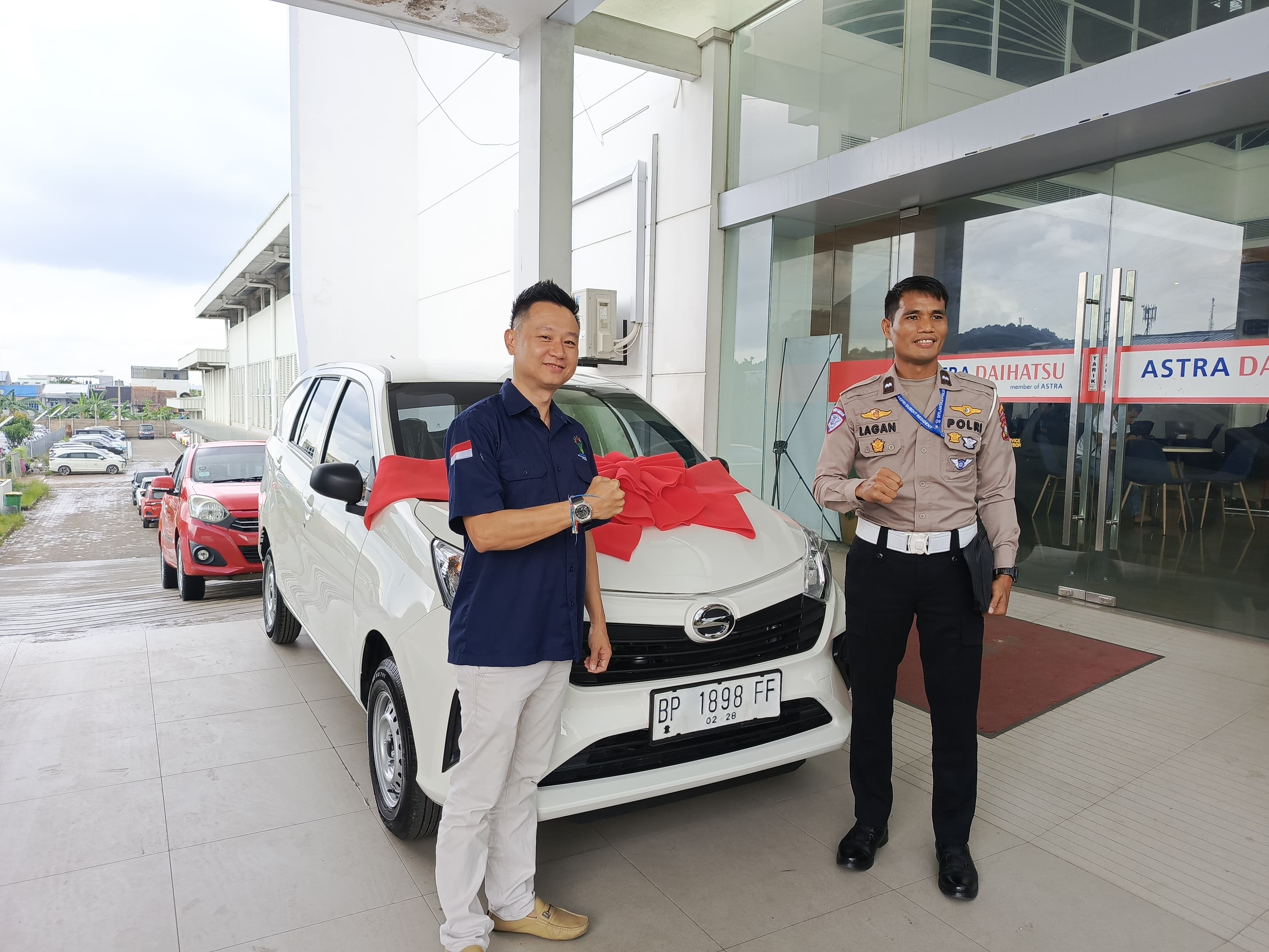 Pengerahan grandprize mobil oleh Ketua DPC Asparnas Batam, Andi Xie, kepada Desjan Siallagan.