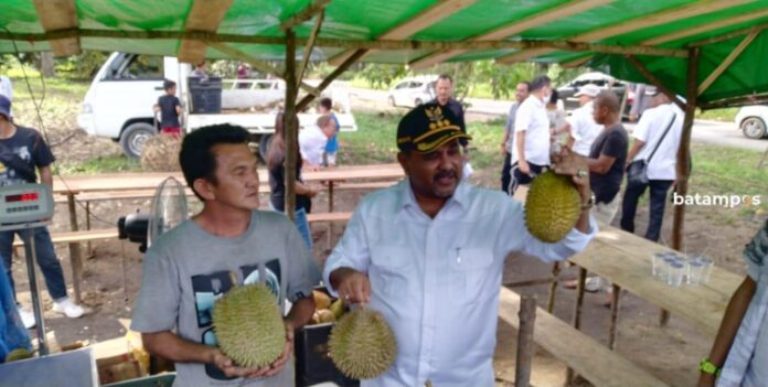 Bupati Karimun Aunur Rafiq saat memperlihatkan buah durian Kundur dengan harga mencapai jutaan rupiah.