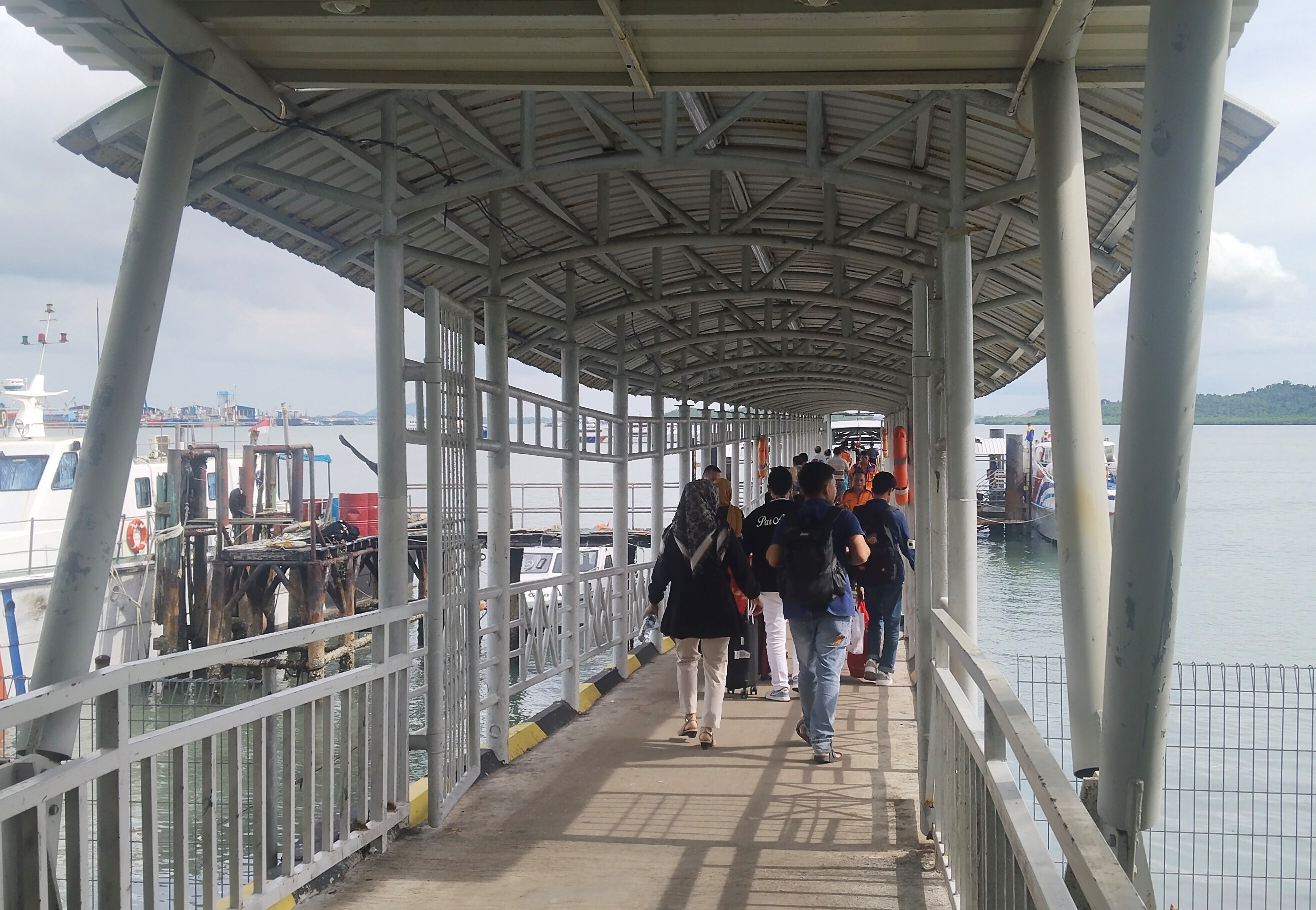Penumpang menuju kapal ferry di Pelabuhan Domestik Sekupang.