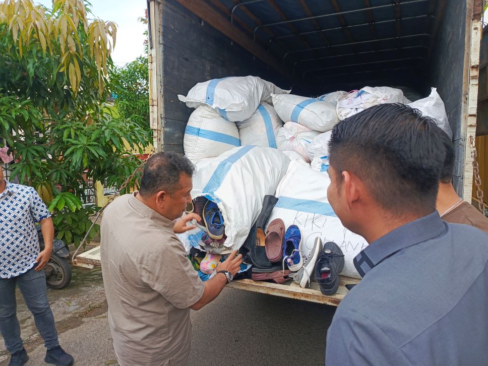 Dirkrimsus Polda Riau, Kombes Pol Nasriasi, bersama jajaran dari Polda Kepri saat memperlihatkan barang bukti.