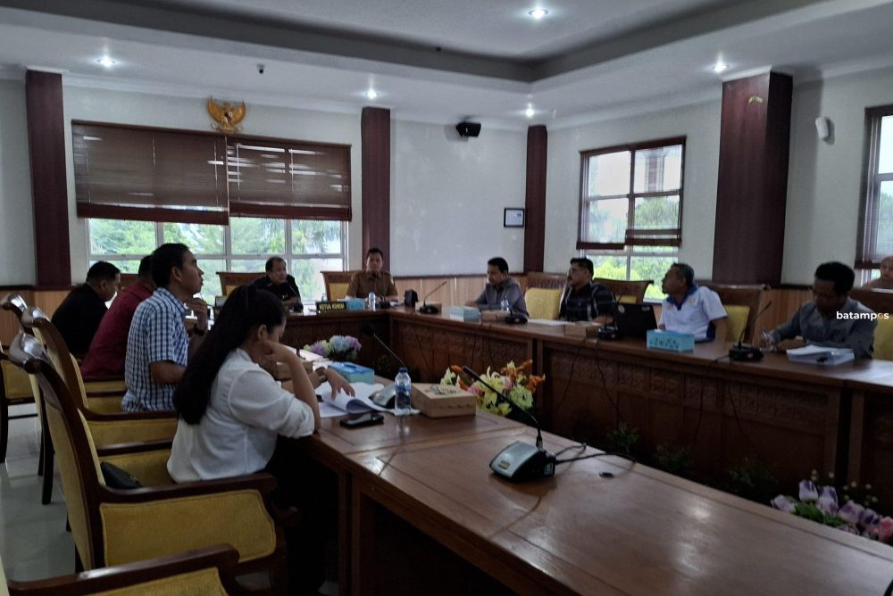 Suasana RDP di Komisi IV DPRD Batam mengenai penyelesaian kontroversi PHK sepihak di PT Epson.