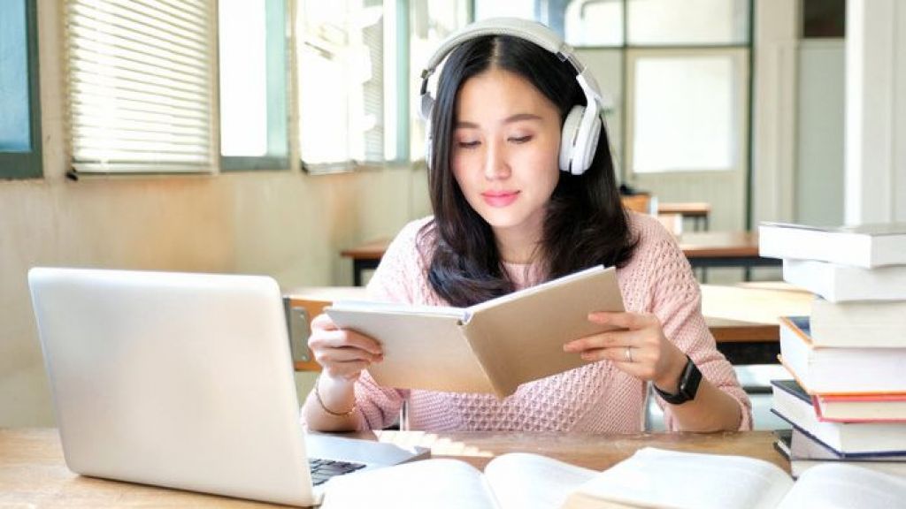 Ilustrasi.Belajar sambil mendengarkan musik bisa menjadi cara yang efektif untuk meningkatkan fokus, dan meredakan stres.