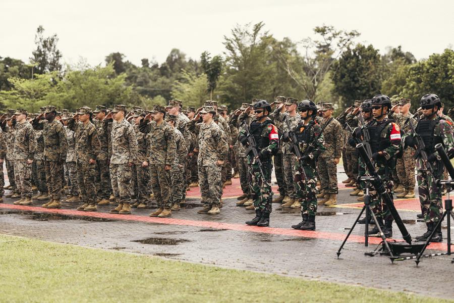 Sebanyak 200 pasukan marinir AS dan marinir Indonesia mengadakan baris berbaris dan latihan bersama di Batam, kumarin.