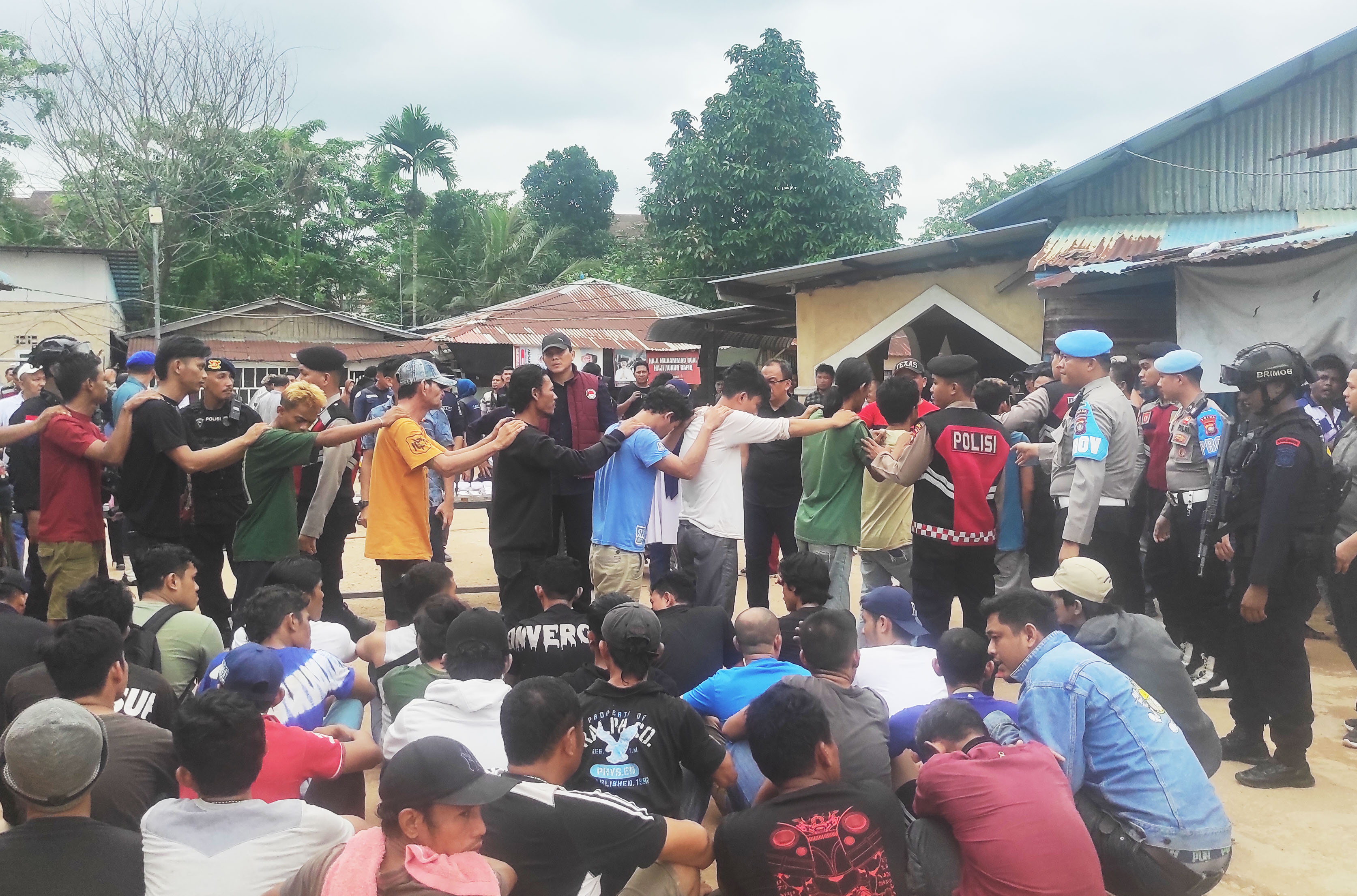 Petugas Gabungan melakukan penggerebekan  Kampung Aceh, Batam, Kamis (7/11).Dari penggerebekan tersebut 88 orang diamankan karena  positif narkoba.