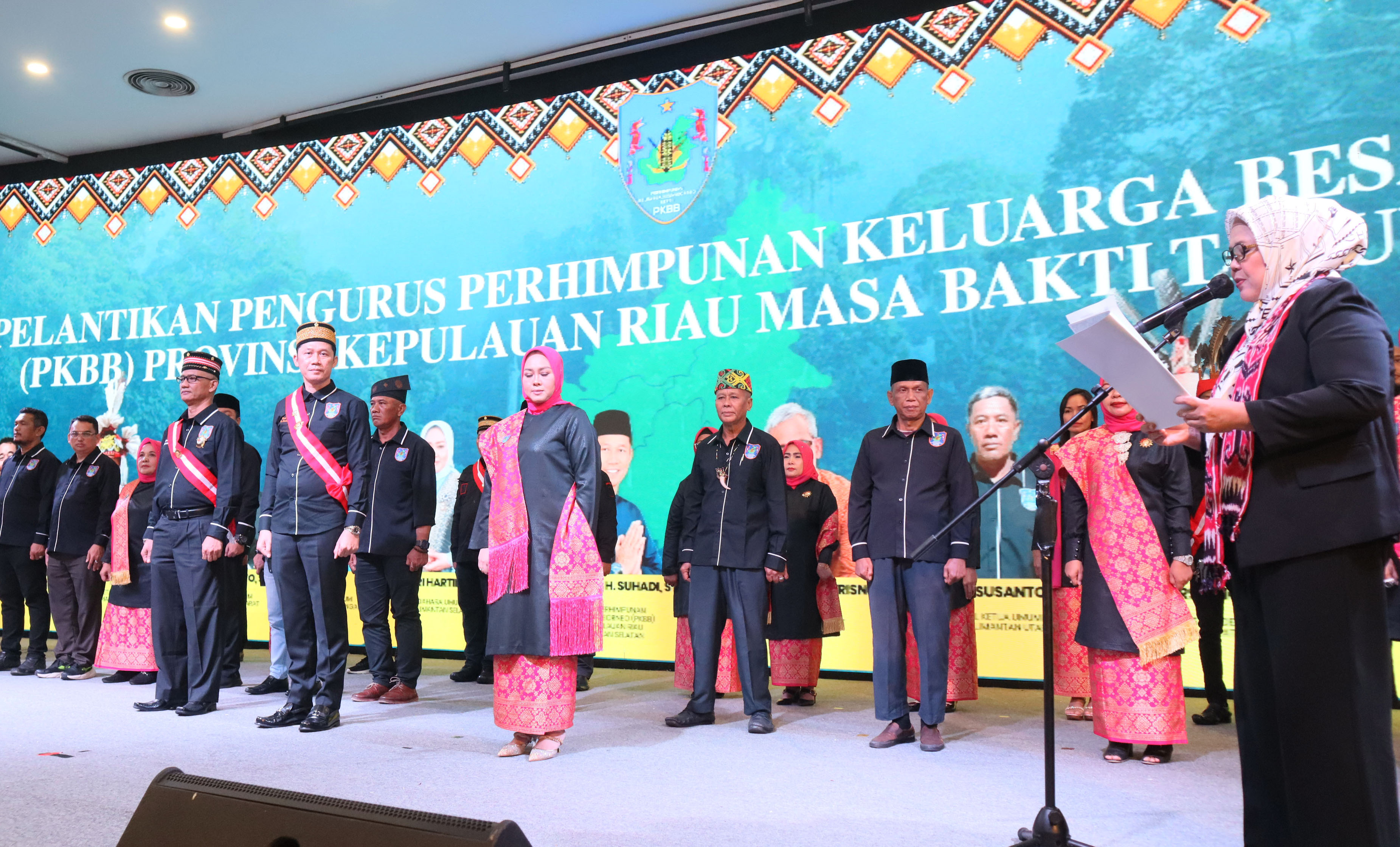 Pjs Gubernur Kepri Marlin Agustina Rudi melantik pengurus Perhimpunan Keluarga Besar Borneo Kepri di Hotel Pacific, Minggu (10/11).