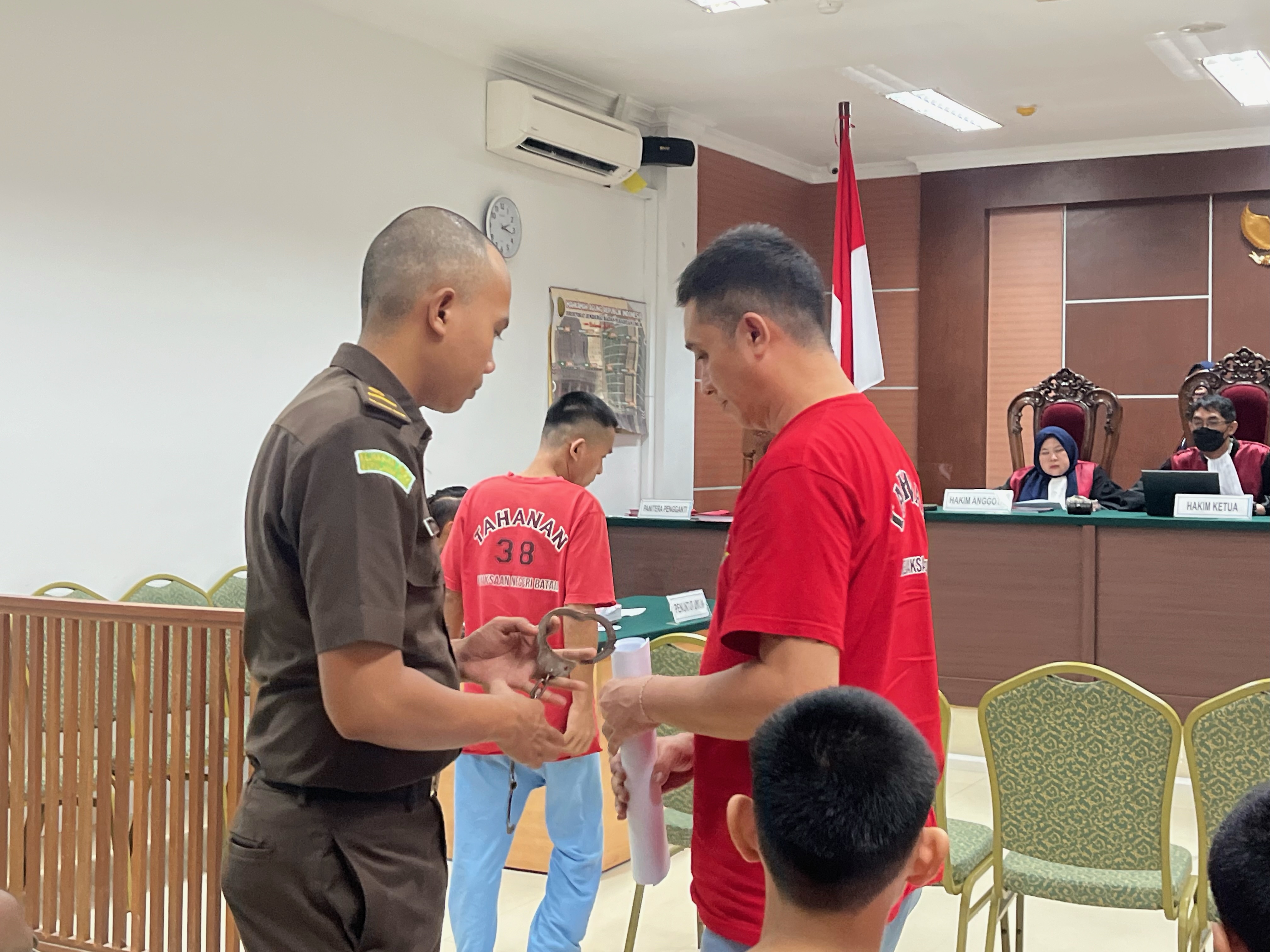 Zulkifly alias Joy usai menjalani sidang di Pengadilan Negeri batam, Senin (11/11).