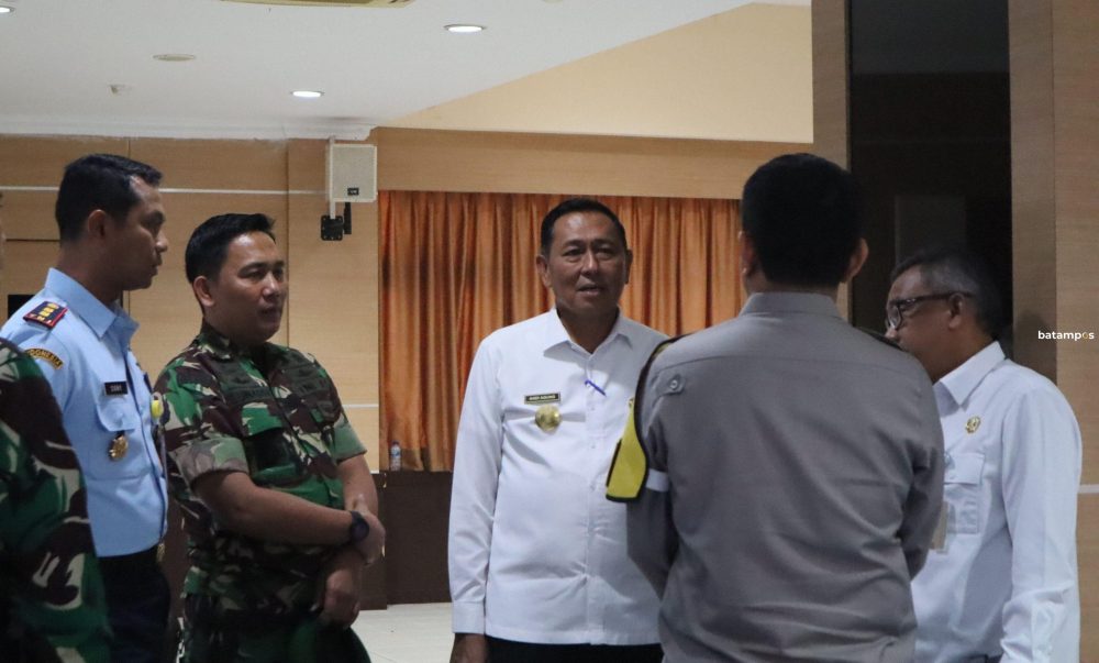 Pjs Walikota Batam Andi Agung bersama Sekda Kota Batam Jefridin berbincang dengan Forkopimda usai melaksanakan rapat menjelang pelaksanaan Pilkada Setentak 2024 di kantor Pemko Batam, Selasa (12/11).
