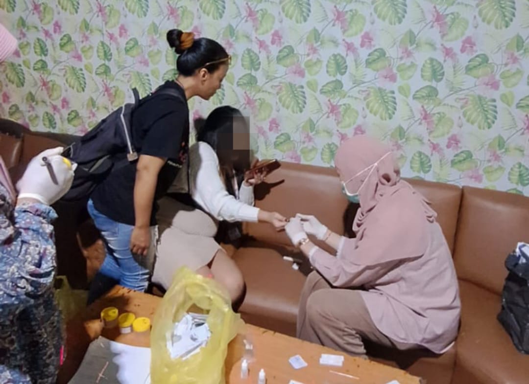 Petugas Dinkes Tanjungpinang melakukan skrining HIV di THM yang ada di kawasan Bintan Plaza, Rabu (13/11).