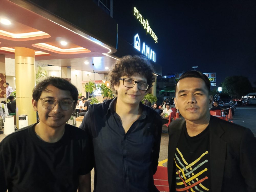 Chepy (kiri), bersama Andreas (tengah) dan seorang rekannya.