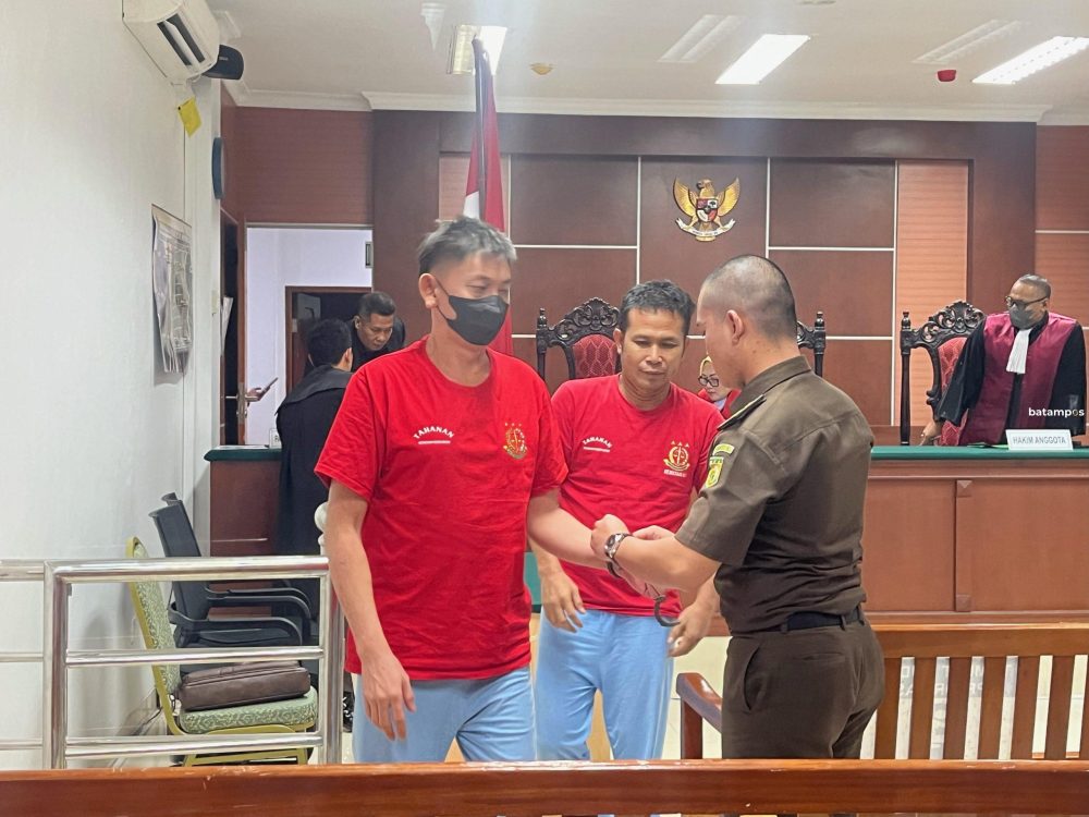 Andika dan Toman dijemput petugas usai menjalani sidang di Pengadilan Negeri Batam, Rabu (13/11).