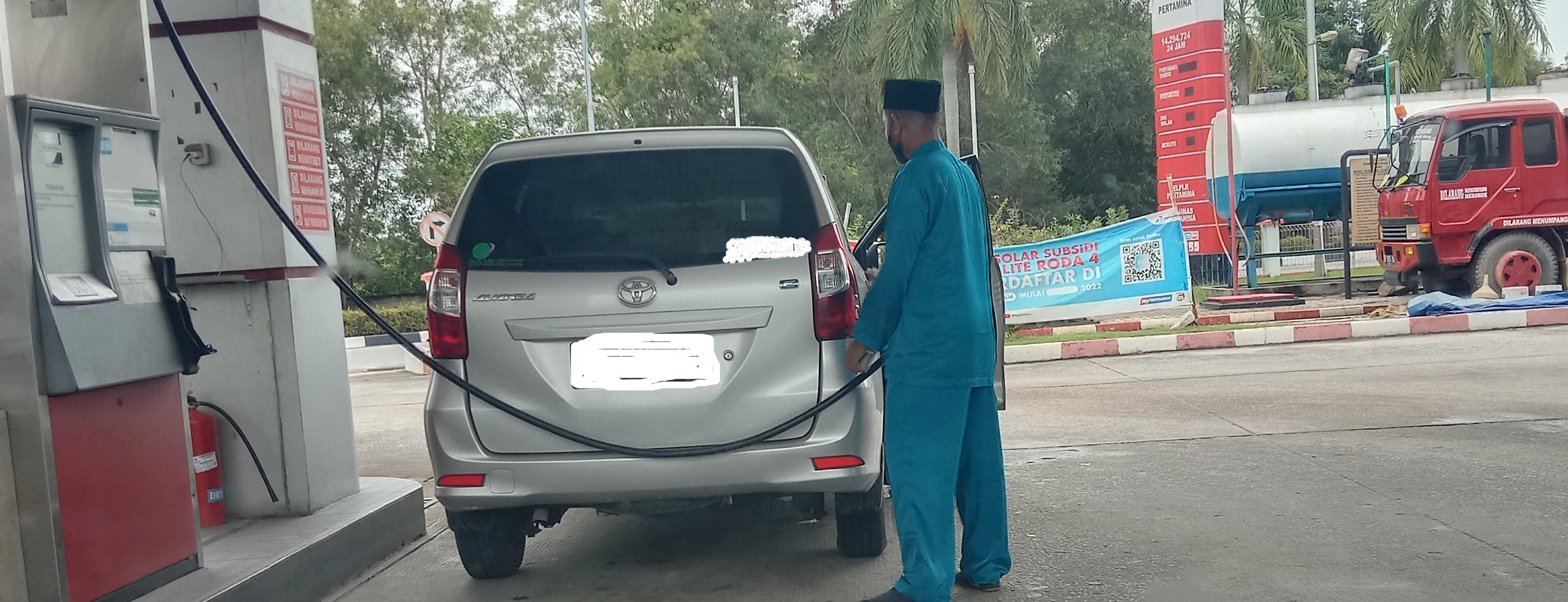 Kendaaran roda empat sedang mengisi BBM di SPBU Jalan Poros.