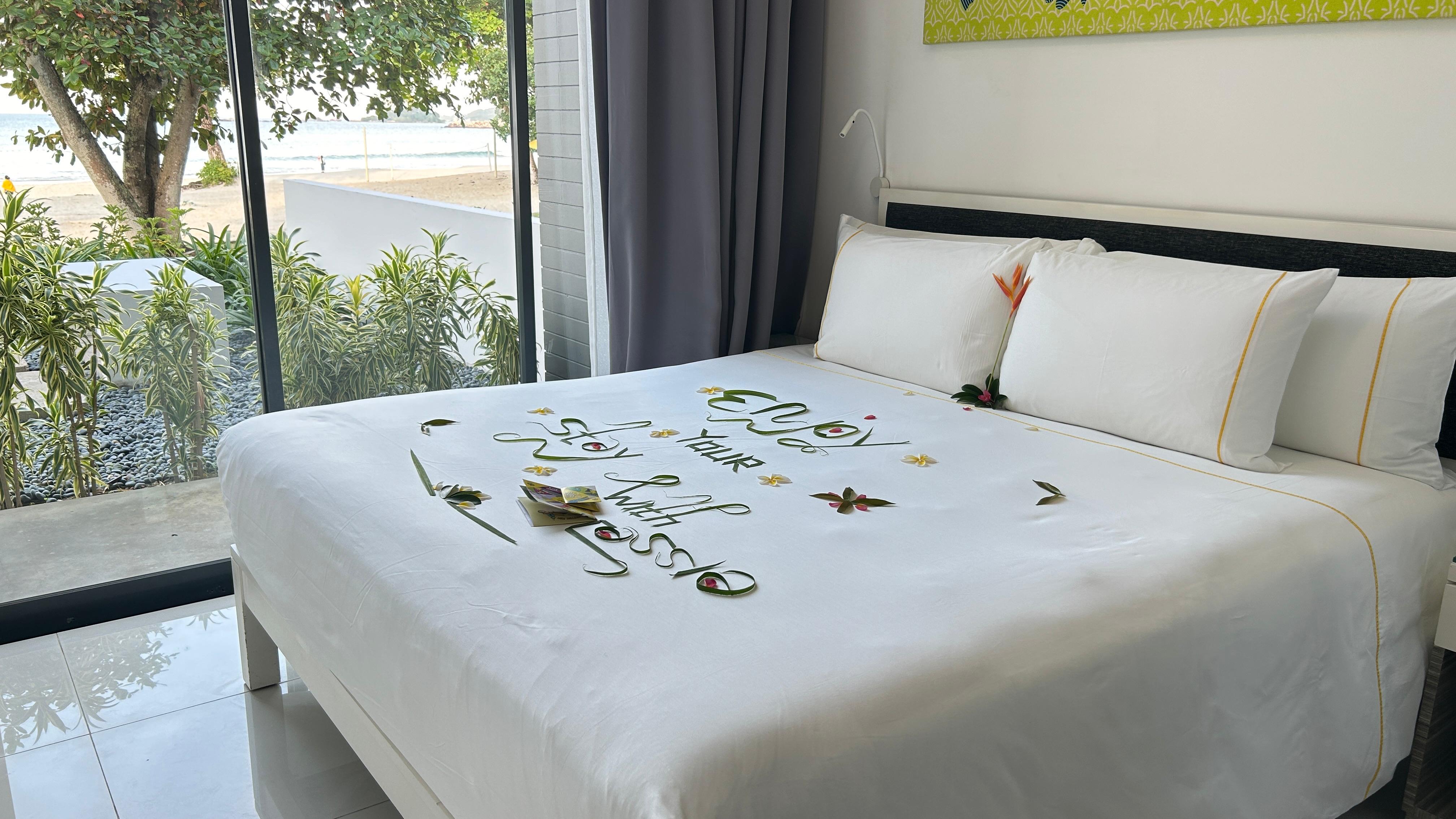 Kamar utama di Two-Bedrooms Apartment Loft dengan pemandangan langsung pantai dan Laut China Selatan. F Chahaya Simanjuntak