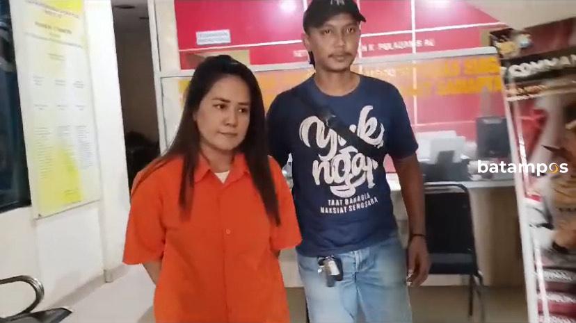 Zu, pelaku penganiayaan anak kandung digiring dan diperiksa di Mapolsek Bengkong.