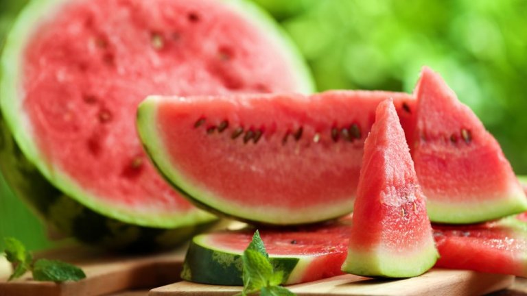Buah semangka banyak mengandung gula dan air, yang dapat mempengaruhi kesehatan.