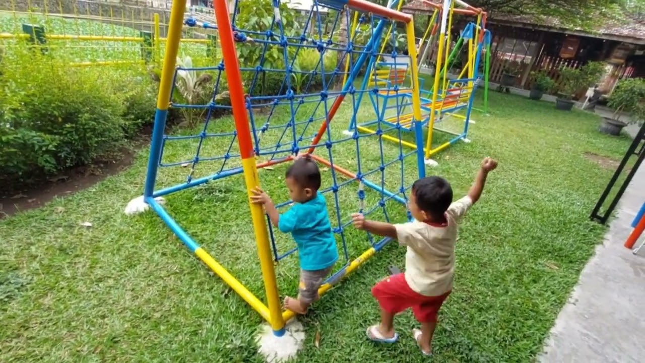 Ilustrasi. Bermain di peralatan taman dapat membantu anak-anak menjaga kebugaran tubuh.