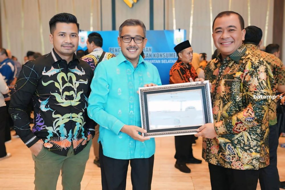 Sekretaris Daerah Kota Batam, Jefridin dan Kadisperindag Kota Batam, Gustian Riau memegang penghargaan Perlindungan Konsumen Kategori Pasar Tertib Ukur.