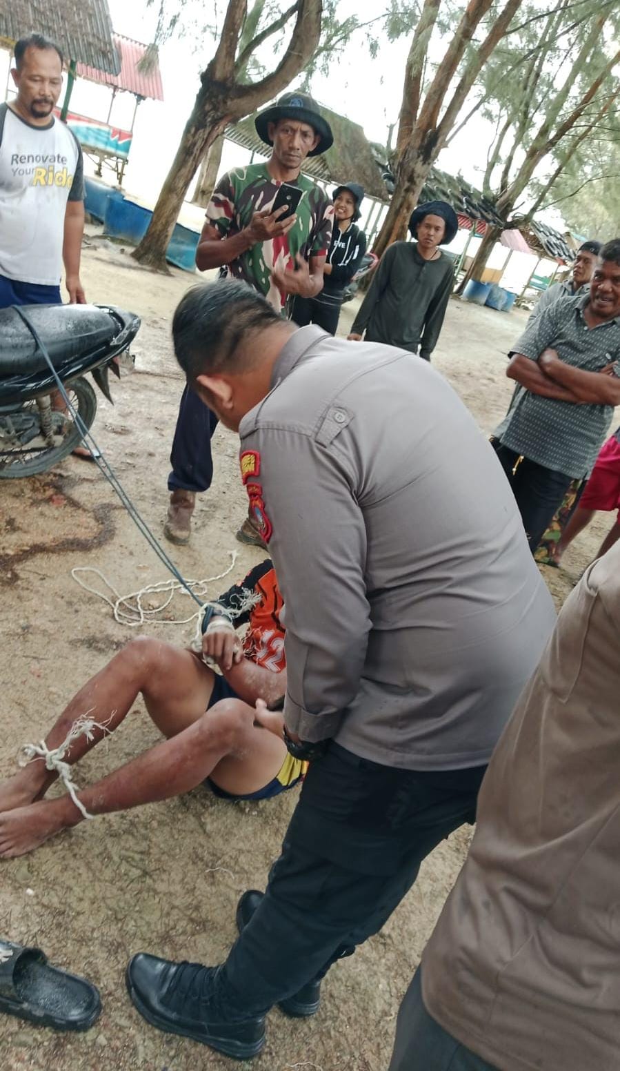 Pria ditangkap lalu diikat warga karena mencuri aki di daerah Kawal, Kecamatan Gunung Kijang pada Rabu (20/11/2024).