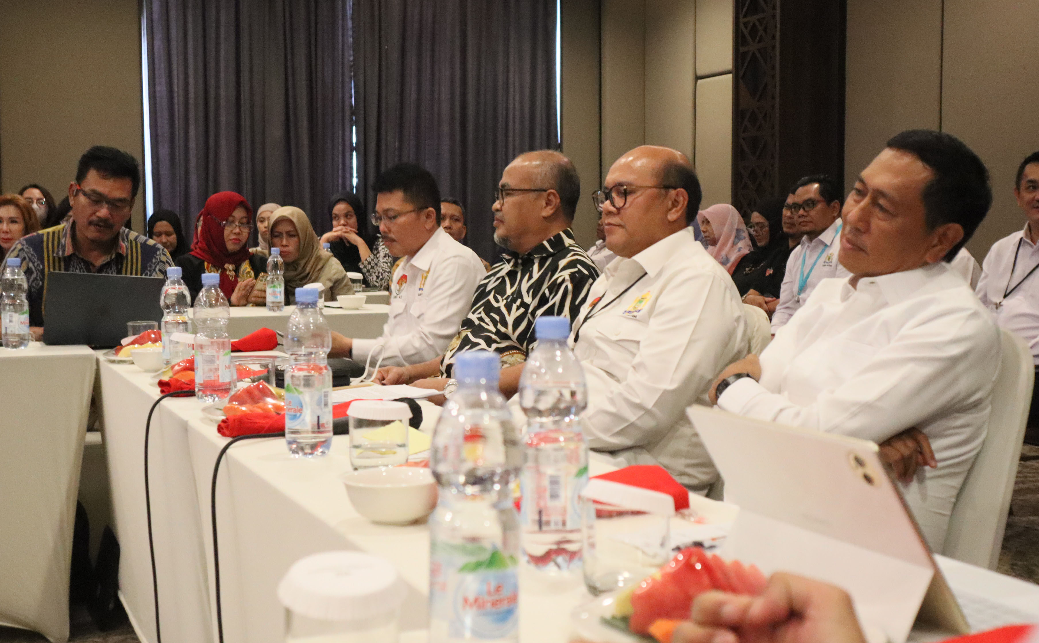 Ketua Kadin Batam Jadi Raja Gukguk bersama  Plt Kepala BP Batam, Purwiyanto dan Pjs Walikota Batam Andi Agung saat mengikuti FGD yang digelar oleh Kadin Batam di Hotel Santika, Rabu (20/11).