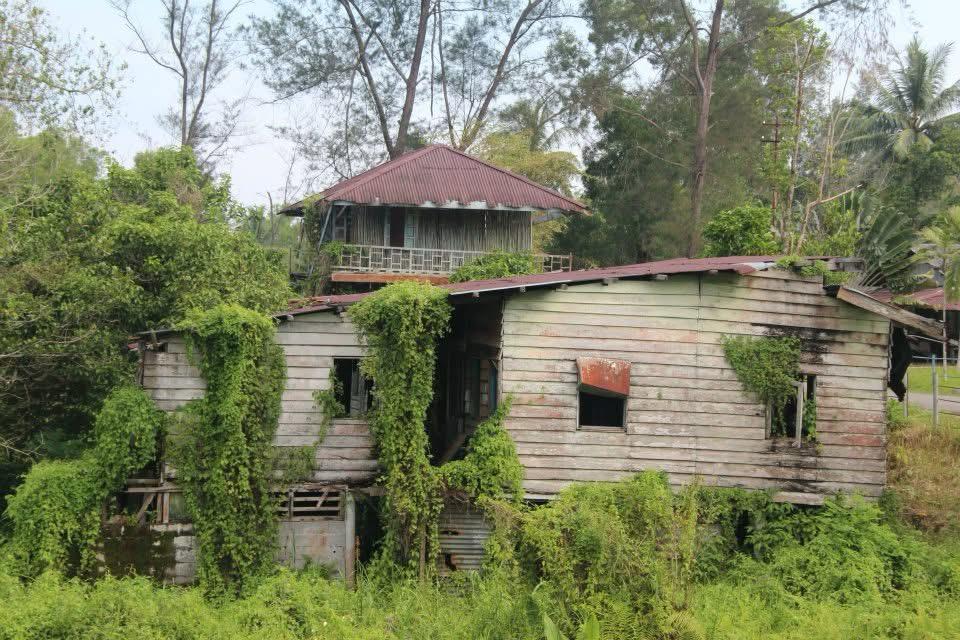 KONDISI rumah peninggalan di Camp Vietnam, Pulau Galang yang kini tak terurus. F Chahaya Simanjuntak