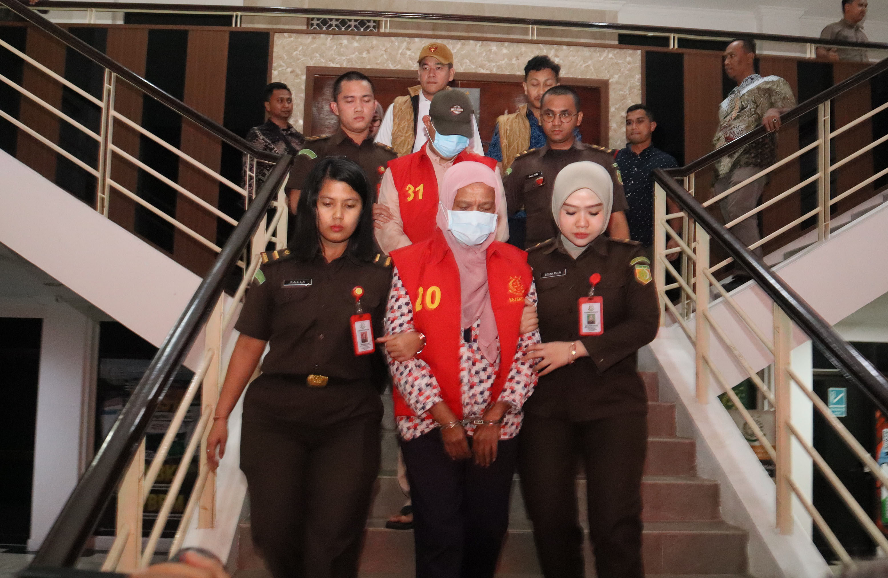 Petugas Kejaksaan Negeri Batam mengawal dua tersangka kasus dugaan korupsi di RSUD Embung Fatimah Batam, Jumat (22/11).