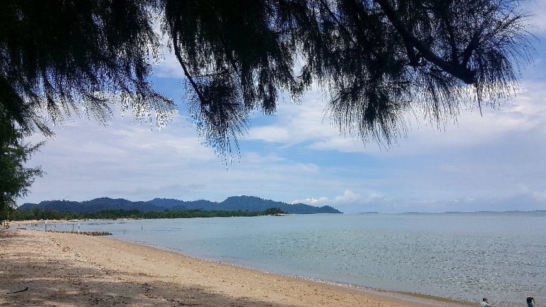 Ilustrasi. Pantai Pongkar Kecamatan Tebing dengan hamparan pasir putih yang mempesona.