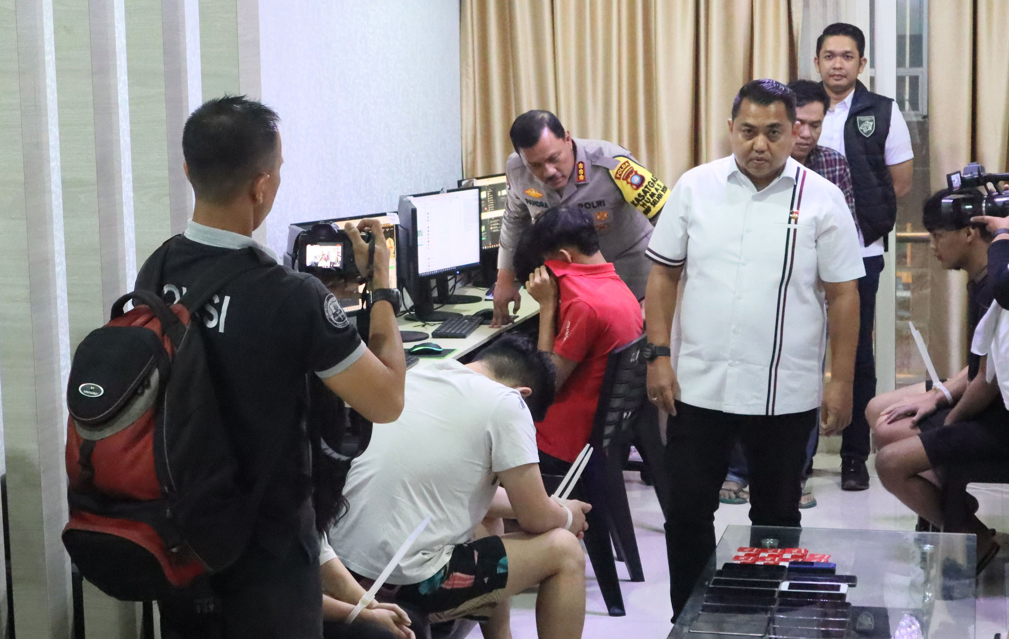 Ditkrimum Polda Kepri  menggerebek dua unit kamar di Apartemen Aston yang diduga dijadikan tempat pengoperasian judi online, Jumat (22/11).