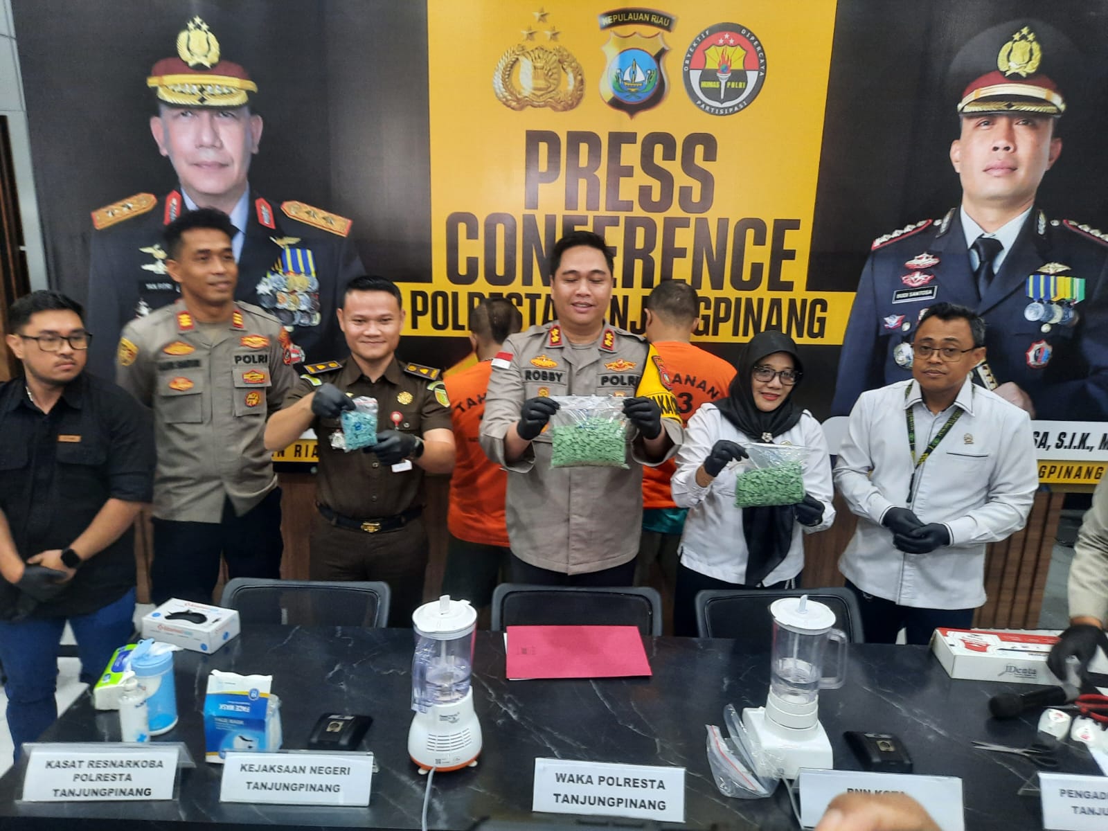 Wakapolresta Tanjungpinang, AKBP Robby  saat melakukan konferensi pers pengungkapan kasus peredaran 2079 butir ekstasi, Senin (25/11).