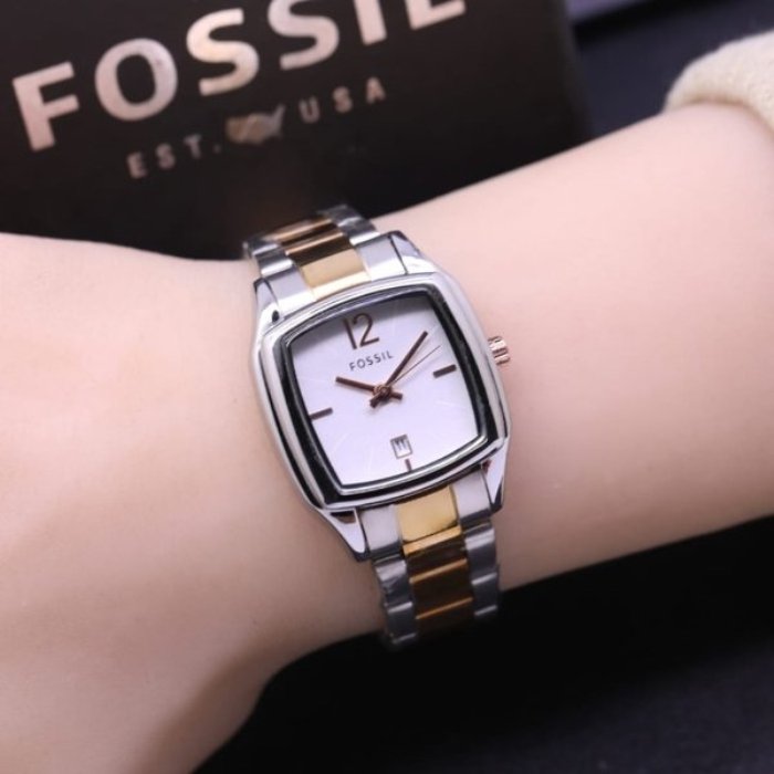 Ilustrasi. Jam tangan analog wanita memancarkan kesan elegan.