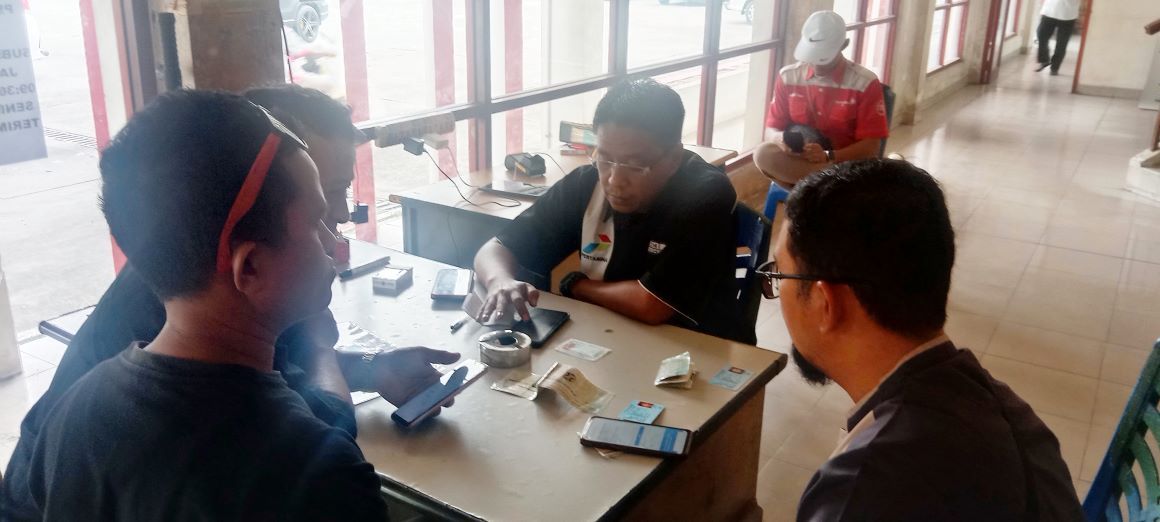 Konsumen sedang mengurus di petugas SPBU untuk dapat memiliki barcode di SPBU Jalan Poros, Tanjungbalai Karimun.