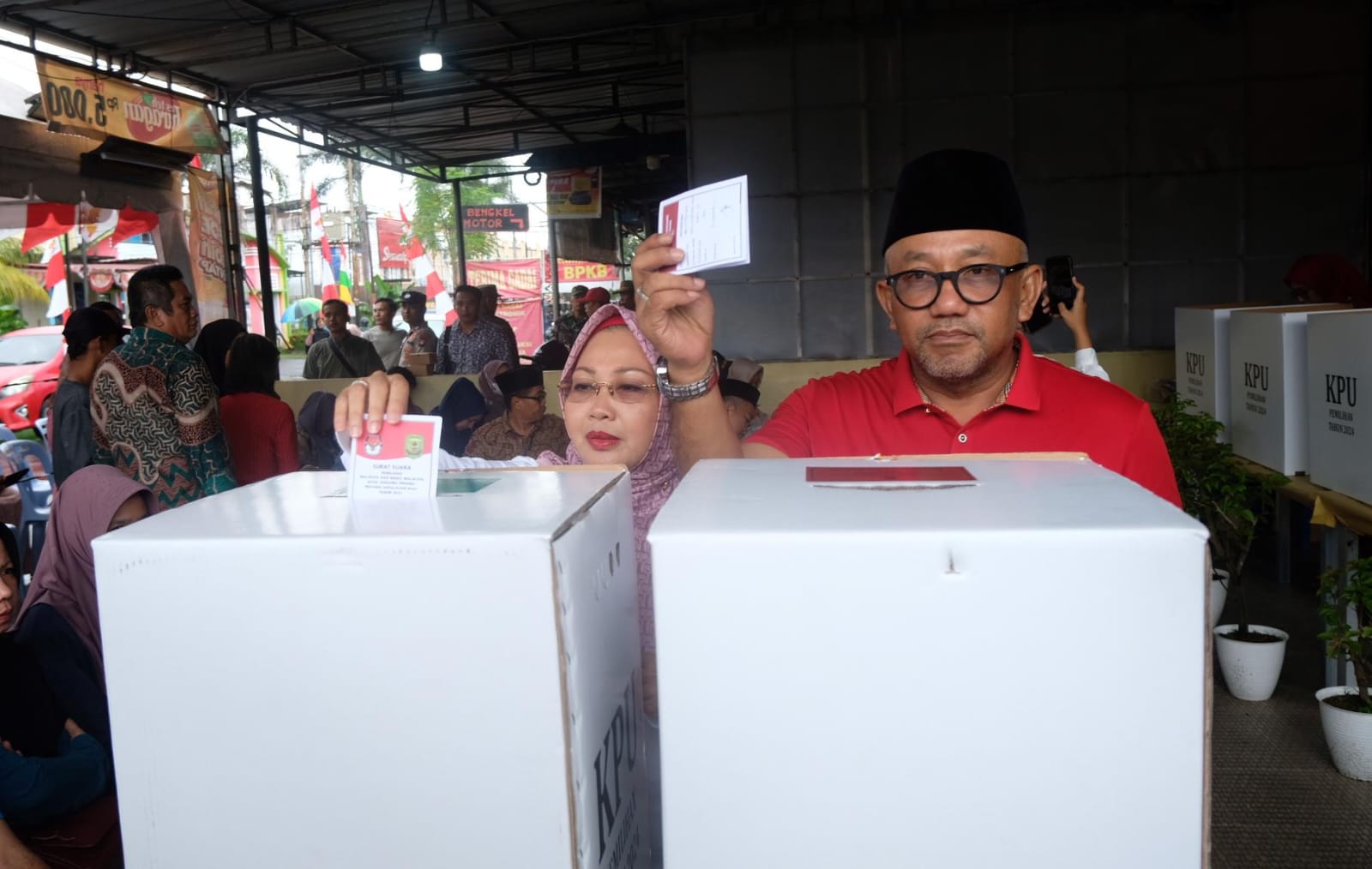 Lis Darmansyah bersama istri saat melakukan  pencoblosan di TPS