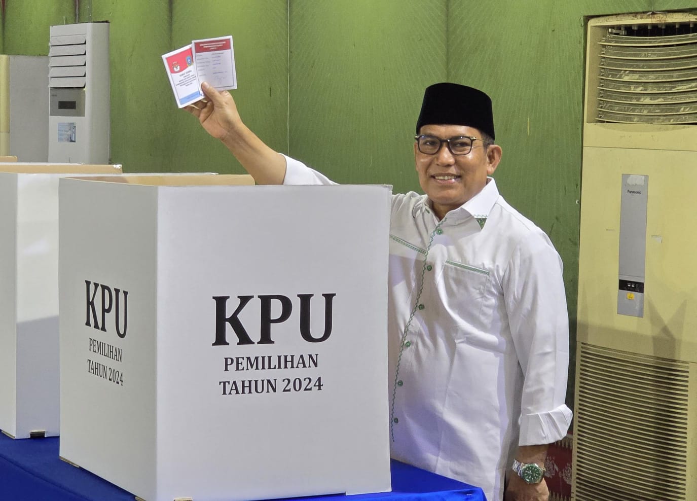 Calon Bupati Anambas nomor urut 1, Rusli Effendi melihatkan surat suara yang akan digunakan didalam bilik suara.