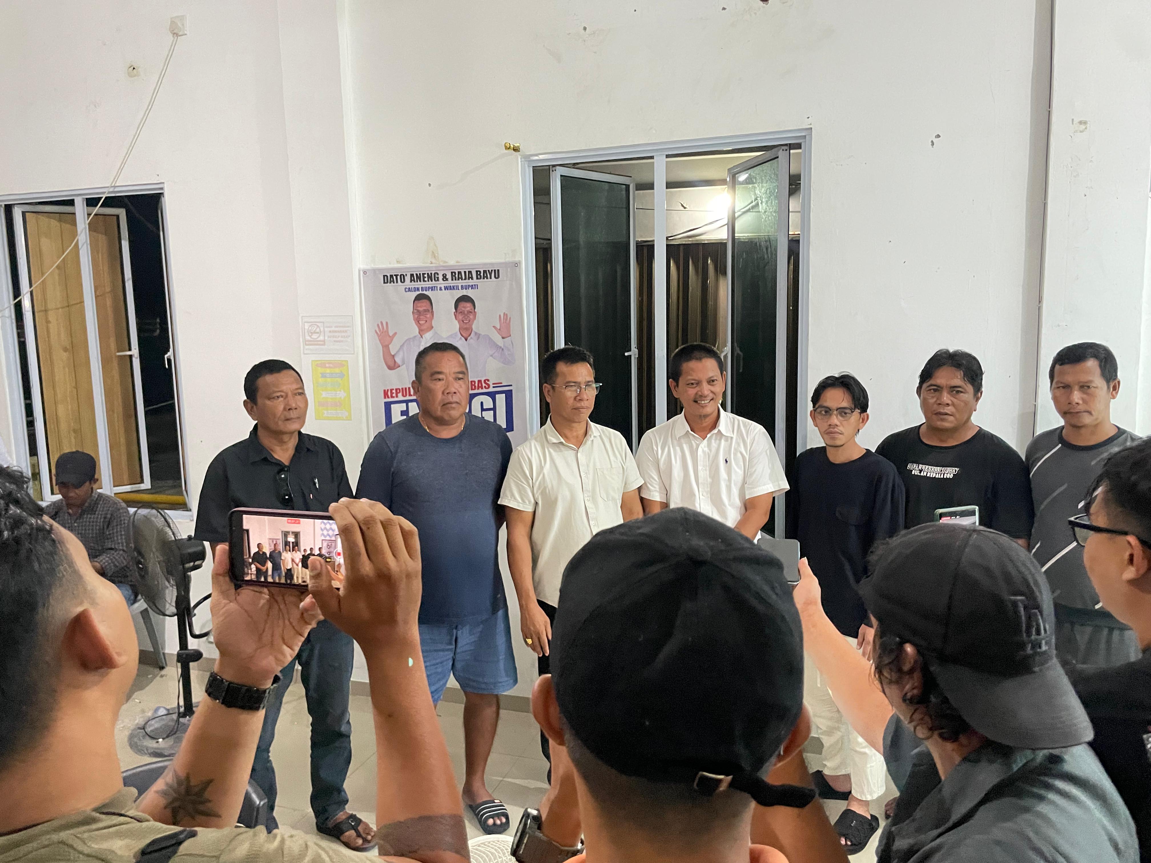 Pasangan calon (Paslon) Bupati dan Wakil Bupati Anambas, Aneng-Raja Bayu Febri Gunadian saat konfrensi pers di Posko Pemenangannya yang berada dikawasan Selayang Pandang (SP), Tarempa.