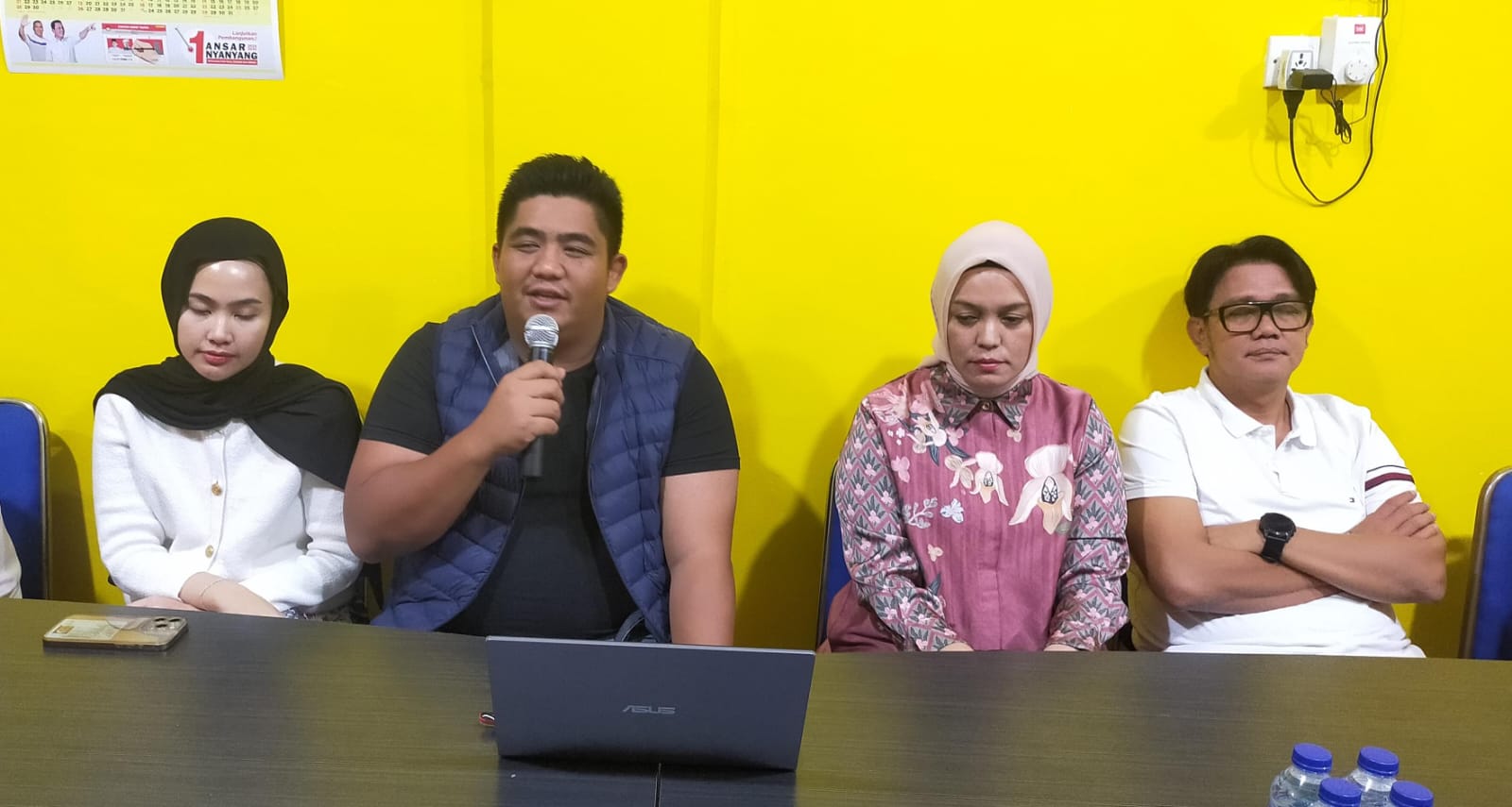 Calon Bupati Bintan, Roby Kurniawan menyampaikan hasil perhitungan yang dilakukan internal tim paslon Roby-Deby di kantor DPD Partai Golkar Bintan di Toapaya, Rabu (27/11).