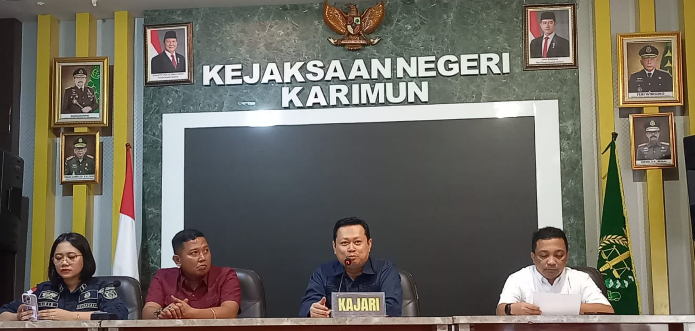 Kepala Kejaskaan Negeri Karimun, Priyambudi didampingi Kasi Pidus Priandi Firdaus (baju oranye) dan Kasi Intelijen Rezi Dharmawan (kanan).