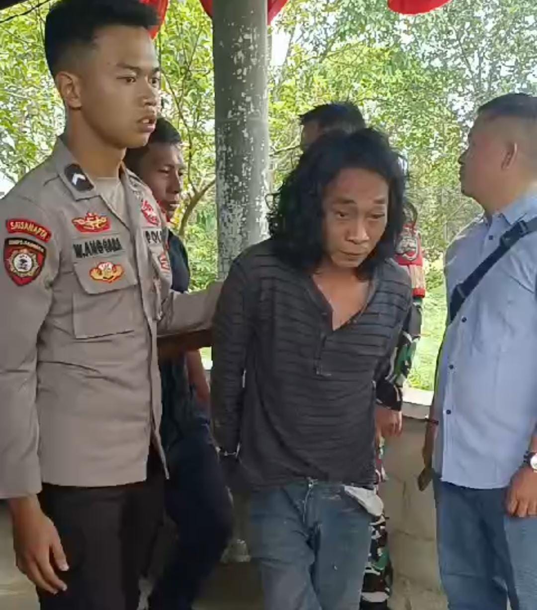 Pelaku pencuri tembaga saat diringkus di rumahnya di kawasan Sei Ladi Kota Tanjungpinang, Kamis (28/11).